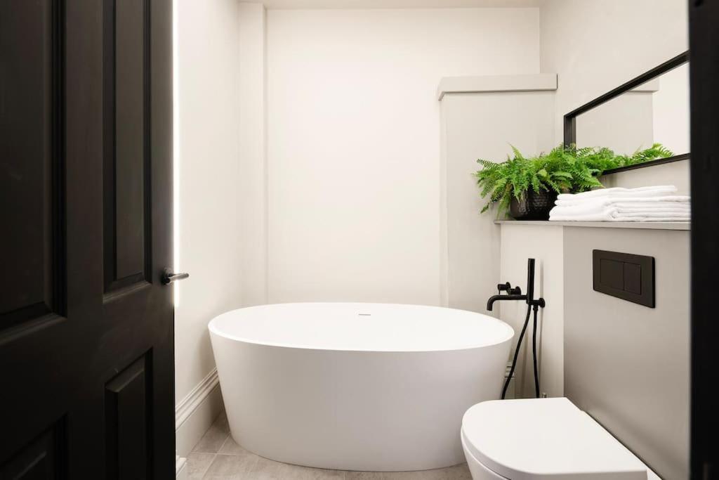High End Free Parking Wifi Balcony Ensuite เชลเทนแฮม ภายนอก รูปภาพ