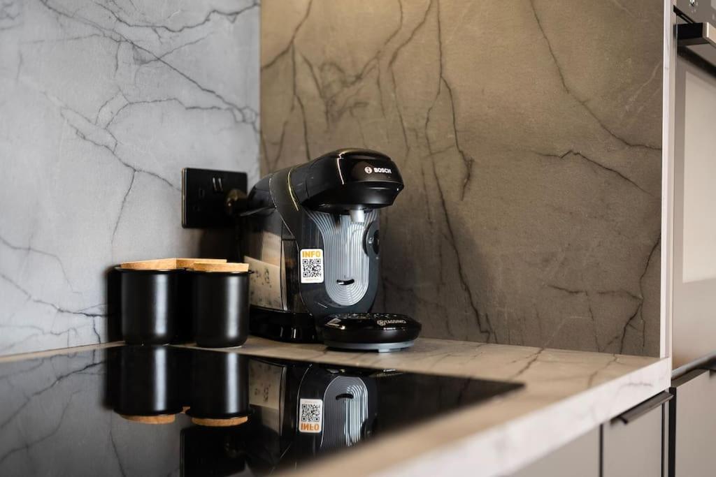 High End Free Parking Wifi Balcony Ensuite เชลเทนแฮม ภายนอก รูปภาพ