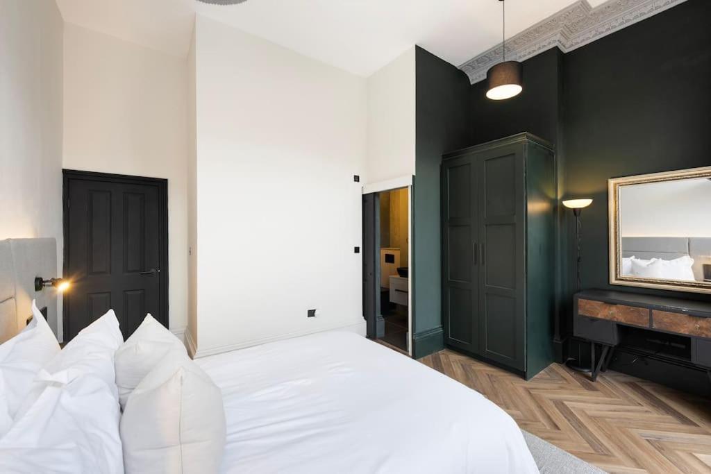High End Free Parking Wifi Balcony Ensuite เชลเทนแฮม ภายนอก รูปภาพ